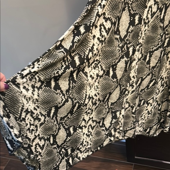 Isabella‎ Rodriguez Black and White Snake Print Midi Dress - Picture 7 of 7